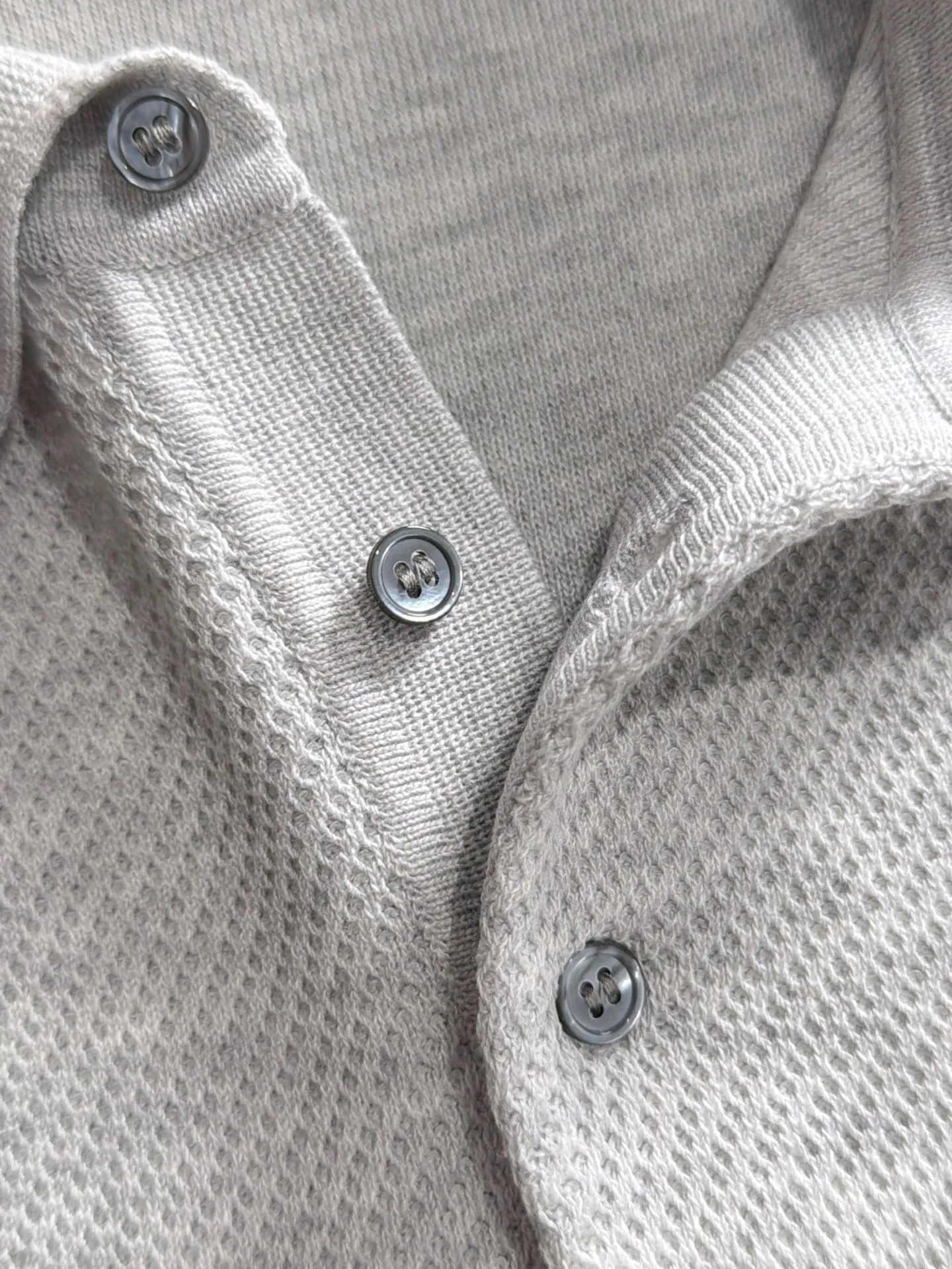 LP high quality 26ss New Arrival men's knitted short-sleeved T-shirt is made of combed cotton yarn knitted cotton fabric, no pressure when entering and exiting the counter. Exclusive control of raw materials. It feels substantial when weighed, and the upper body is more textured than ordinary T-shirts. This texture can cope with the weather easily and is suitable for both hot and cold! Designed for a loose fit. Size: M to 3XL